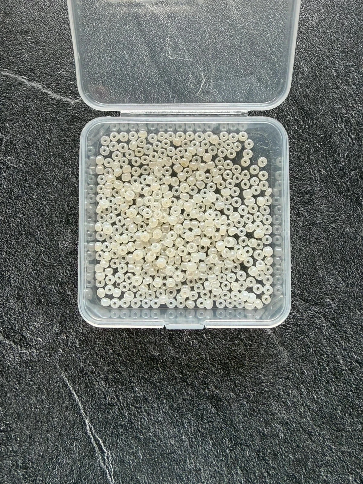 Perle de rocaille blanc cassé nacré LCP7